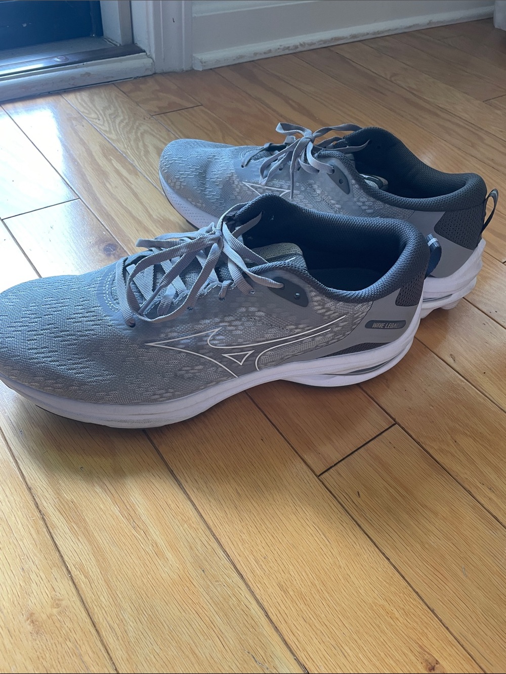 Mizuno Gray and White Men's Athletic Running Shoes 10.5